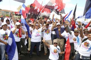 Daniel y Rosario rinden homenaje a Chávez