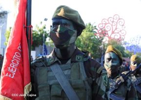 Desfile Pueblo-Ejército conmemorando 42 Años de Amor a la Patria