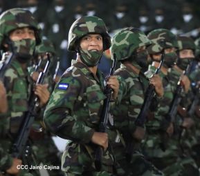 Desfile Pueblo-Ejército conmemorando 42 Años de Amor a la Patria
