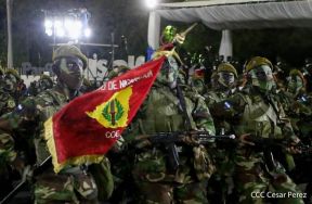Desfile Pueblo-Ejército conmemorando 42 Años de Amor a la Patria