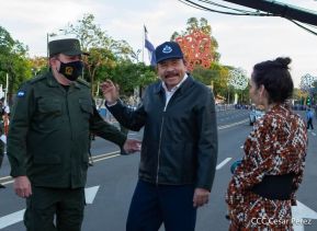 Desfile Pueblo-Ejército conmemorando 42 Años de Amor a la Patria