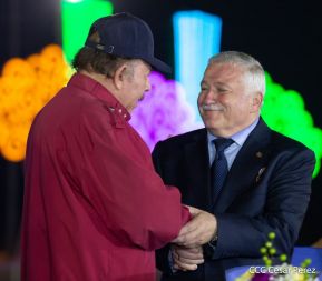 250 Buses Nuevos para el Pueblo: Obras de Amor, Obras de Buen Corazón 