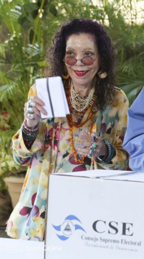 Presidente Daniel Ortega y Compañera Rosario Murillo ejercen su derecho al voto