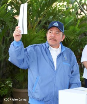 Presidente Daniel Ortega y Compañera Rosario Murillo ejercen su derecho al voto