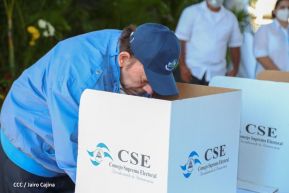 Presidente Daniel Ortega y Compañera Rosario Murillo ejercen su derecho al voto