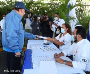 Presidente Daniel Ortega y Compañera Rosario Murillo ejercen su derecho al voto