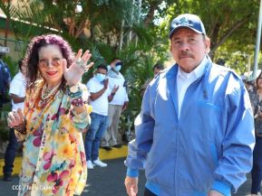 Presidente Daniel Ortega y Compañera Rosario Murillo ejercen su derecho al voto