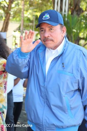 Presidente Daniel Ortega y Compañera Rosario Murillo ejercen su derecho al voto