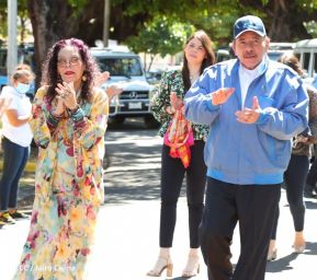 Presidente Daniel Ortega y Compañera Rosario Murillo ejercen su derecho al voto