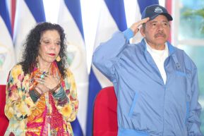 Presidente Daniel Ortega y Compañera Rosario Murillo ejercen su derecho al voto