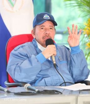 Presidente Daniel Ortega y Compañera Rosario Murillo ejercen su derecho al voto