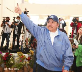 Presidente Daniel Ortega y Compañera Rosario Murillo ejercen su derecho al voto