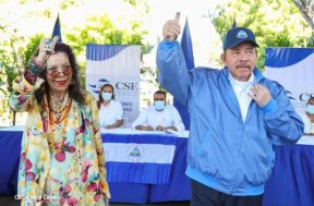 Presidente Daniel Ortega y Compañera Rosario Murillo ejercen su derecho al voto