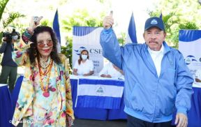 Presidente Daniel Ortega y Compañera Rosario Murillo ejercen su derecho al voto