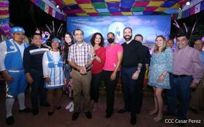 Familias disfrutan ambientes mariano y navideño en Avenida Bolívar y Plaza de la Revolución