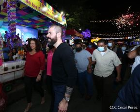 Familias disfrutan ambientes mariano y navideño en Avenida Bolívar y Plaza de la Revolución