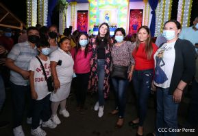 Familias disfrutan ambientes mariano y navideño en Avenida Bolívar y Plaza de la Revolución