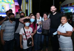 Familias disfrutan ambientes mariano y navideño en Avenida Bolívar y Plaza de la Revolución