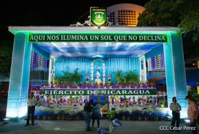 Familias disfrutan ambientes mariano y navideño en Avenida Bolívar y Plaza de la Revolución
