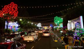 Familias disfrutan ambientes mariano y navideño en Avenida Bolívar y Plaza de la Revolución