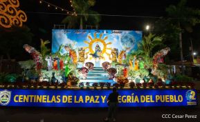 Familias disfrutan ambientes mariano y navideño en Avenida Bolívar y Plaza de la Revolución