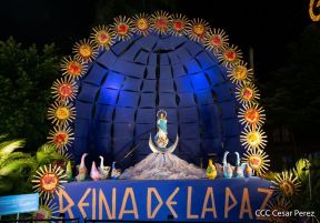 Familias disfrutan ambientes mariano y navideño en Avenida Bolívar y Plaza de la Revolución