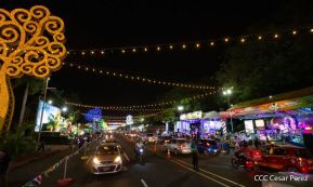 Familias disfrutan ambientes mariano y navideño en Avenida Bolívar y Plaza de la Revolución