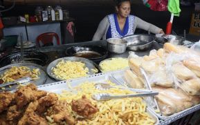 Familias disfrutan ambientes mariano y navideño en Avenida Bolívar y Plaza de la Revolución
