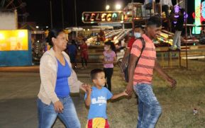 Familias disfrutan ambientes mariano y navideño en Avenida Bolívar y Plaza de la Revolución