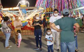 Familias disfrutan ambientes mariano y navideño en Avenida Bolívar y Plaza de la Revolución