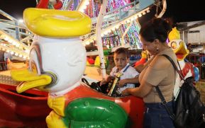 Familias disfrutan ambientes mariano y navideño en Avenida Bolívar y Plaza de la Revolución