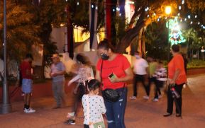 Familias disfrutan ambientes mariano y navideño en Avenida Bolívar y Plaza de la Revolución