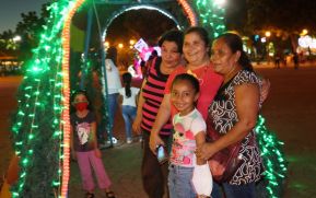 Familias disfrutan ambientes mariano y navideño en Avenida Bolívar y Plaza de la Revolución
