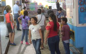 Familias disfrutan ambientes mariano y navideño en Avenida Bolívar y Plaza de la Revolución