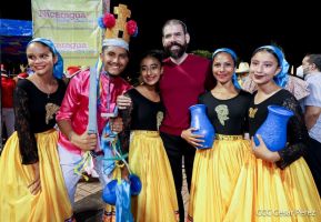 ¡Un Fin de Semana Enorme, Grande, de tanta Fiesta!