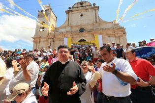 Cardenal Brenes participa de Viacrucis en Carazo