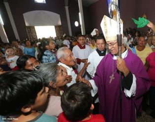 Cardenal Brenes participa de Viacrucis en Carazo