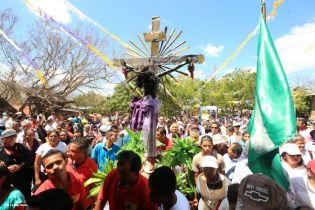 Cardenal Brenes participa de Viacrucis en Carazo