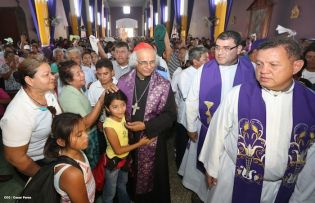 Cardenal Brenes participa de Viacrucis en Carazo
