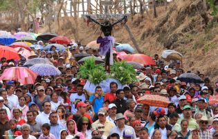 Cardenal Brenes participa de Viacrucis en Carazo