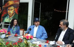 Presidente Daniel Ortega y Vicepresidenta Rosario en encuentro con delegación de Irán