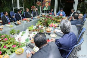 Presidente Daniel Ortega y Vicepresidenta Rosario en encuentro con delegación de Irán