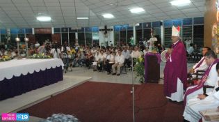 Feligreses de parroquia Espíritu Santo reciben gozosos al Cardenal Brenes