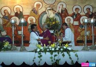 Feligreses de parroquia Espíritu Santo reciben gozosos al Cardenal Brenes