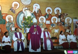 Feligreses de parroquia Espíritu Santo reciben gozosos al Cardenal Brenes