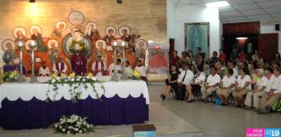 Feligreses de parroquia Espíritu Santo reciben gozosos al Cardenal Brenes