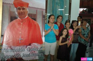 Feligreses de parroquia Espíritu Santo reciben gozosos al Cardenal Brenes