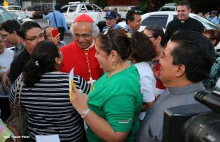 Feligreses de parroquia Espíritu Santo reciben gozosos al Cardenal Brenes