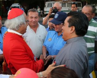 Feligreses de parroquia Espíritu Santo reciben gozosos al Cardenal Brenes