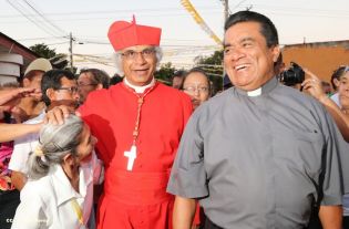 Feligreses de parroquia Espíritu Santo reciben gozosos al Cardenal Brenes